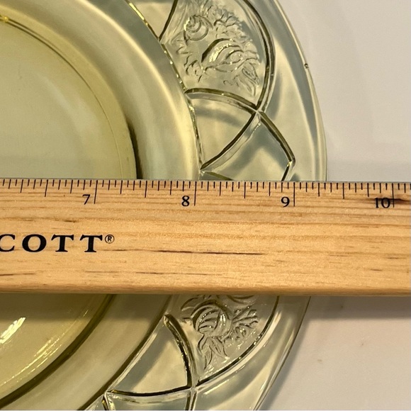Vintage Yellow Federal Glass Depression Dinner Plate Dutch Rose Lattice 9-1/4” - Picture 4 of 6